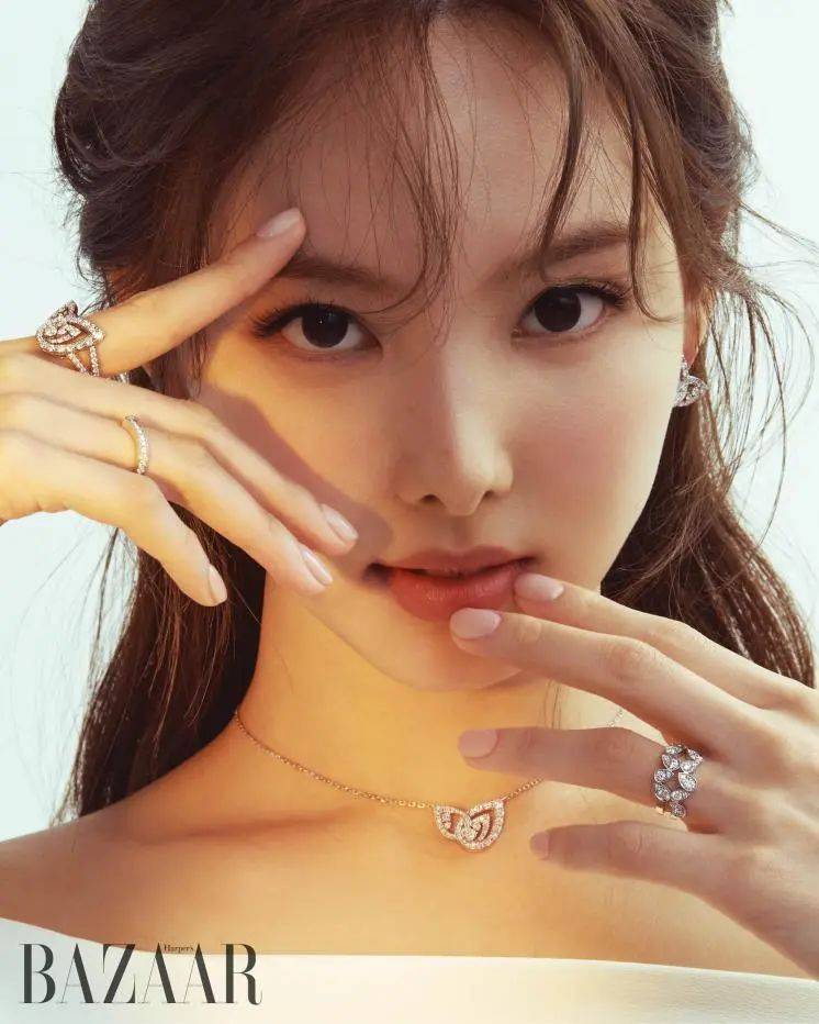 韩国女星林娜琏图片写真,大秀白皙的香肩明艳动人!
