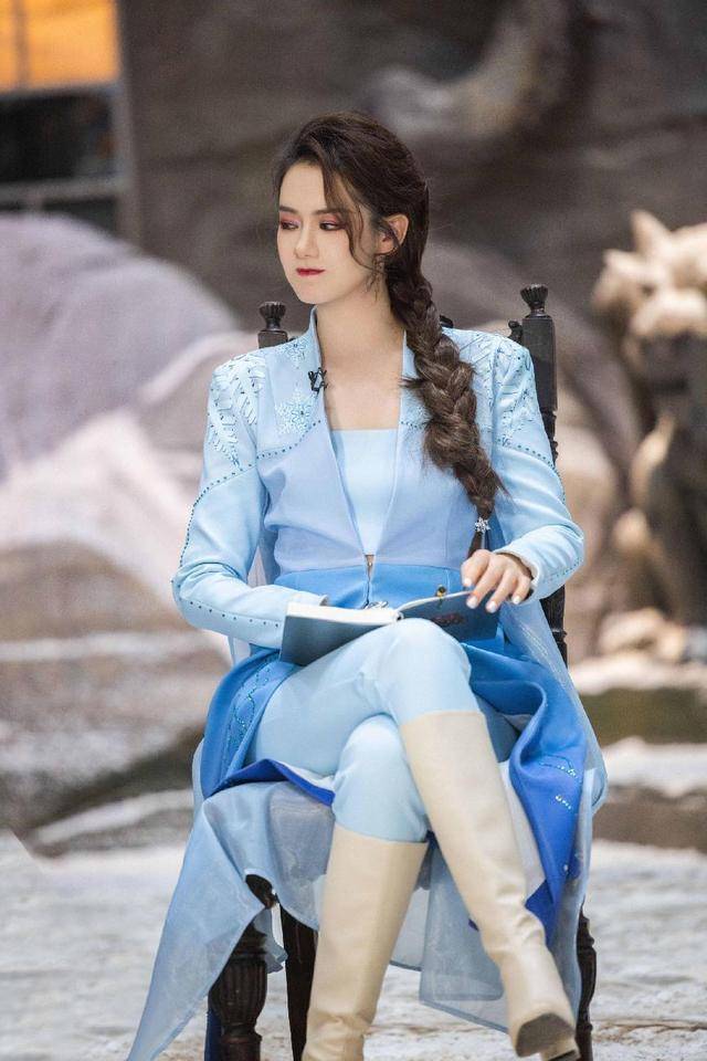 戚薇穿蓝色搭配清爽又飒气,妥妥的时髦精