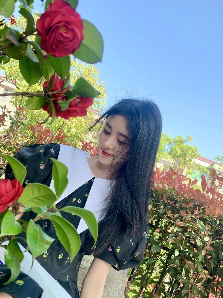 鞠婧祎春日花丛中超靓！娃娃领短裙明艳动人