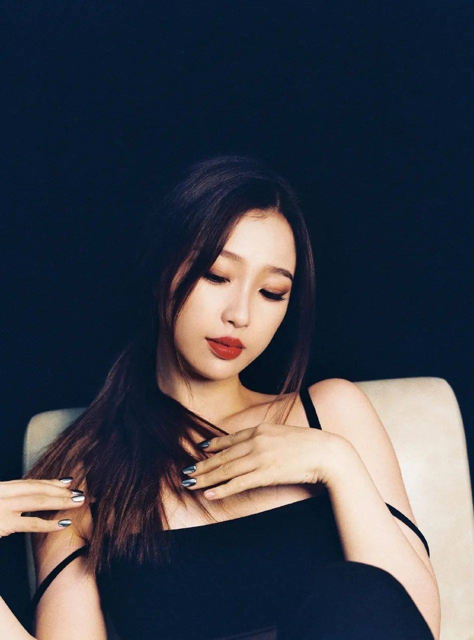 虞书欣穿黑色吊带上衣大秀香肩!烈焰红唇十分抢镜