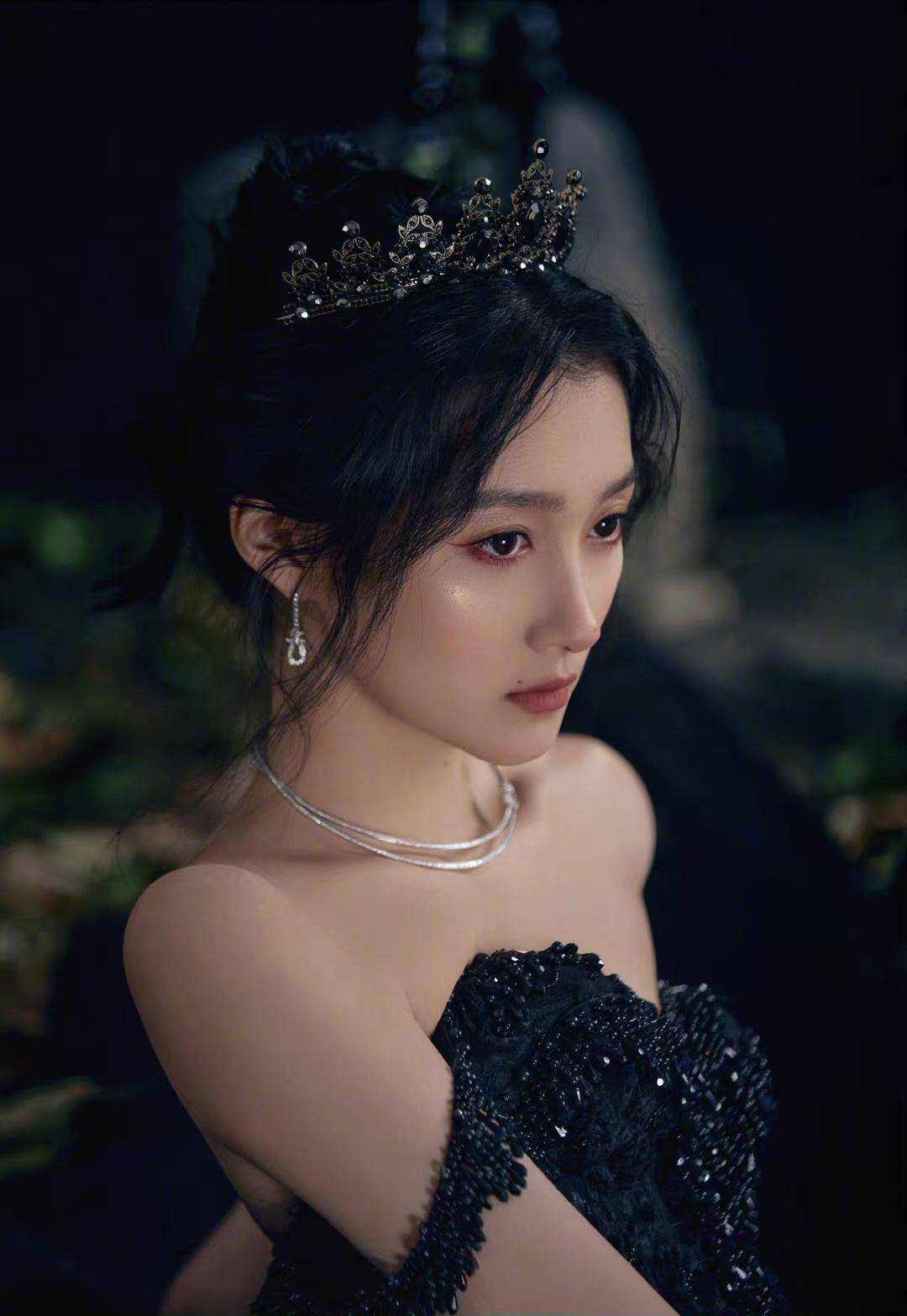 关晓彤绝美活动造型释出，黑色宝石礼服清冷优雅！