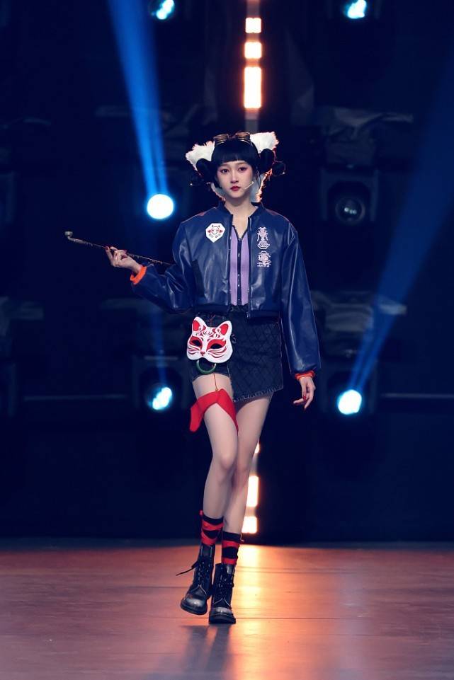 关晓彤“狐妖”造型挺可爱，穿短牛仔裙大长腿太吸睛