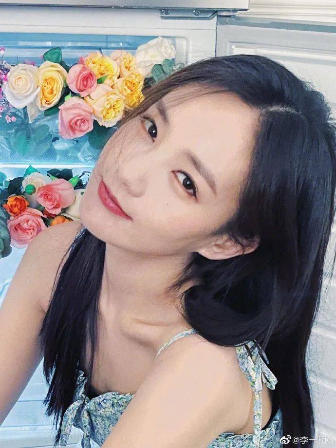 李一桐穿碎花吊带裙秀白皙香肩!精致可爱谁不喜欢