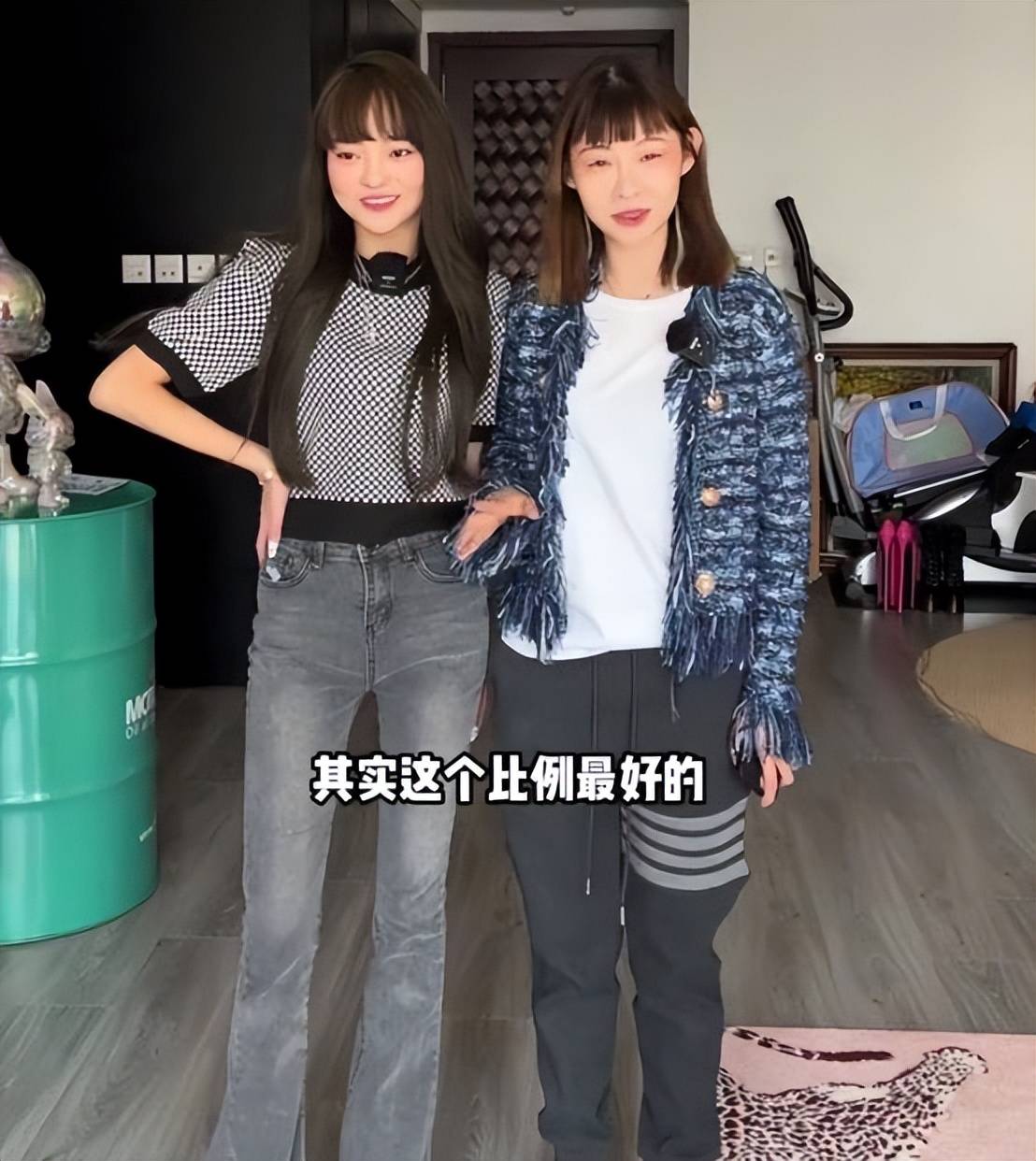 网红"痞幼"和闺蜜比腿长,秀大长腿场面香艳,网友:又玩擦边?