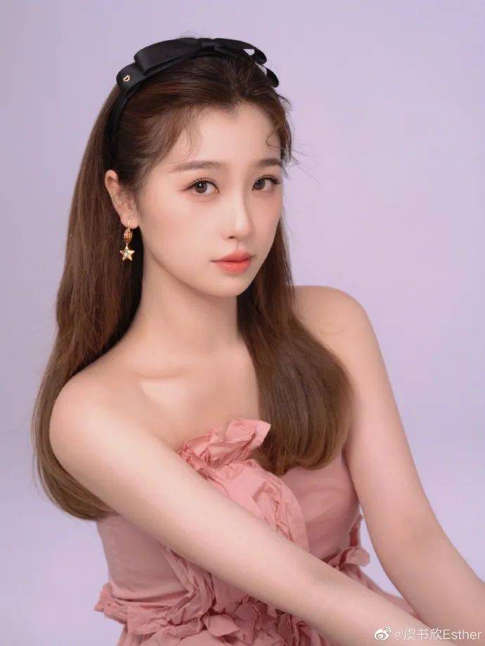 虞书欣穿抹胸粉裙大秀白皙美腿!雪肤玉貌太性感撩人