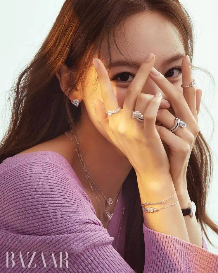 韩国女星林娜琏图片写真,大秀白皙的香肩明艳动人!