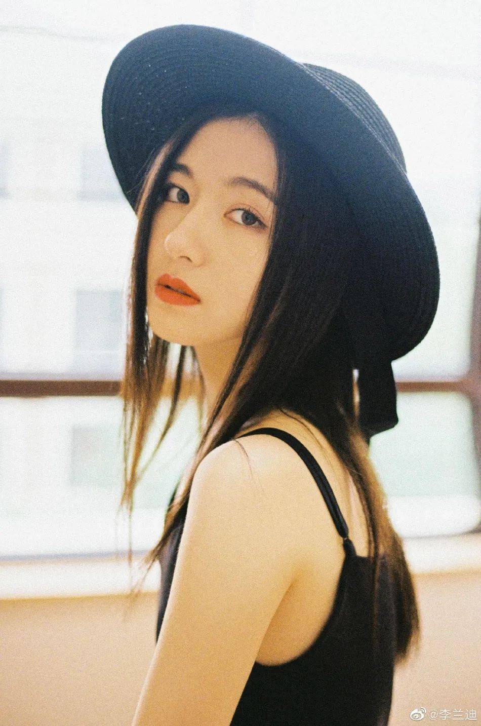 李兰迪身穿黑色吊带裙超靓丽!艳若桃李太性感撩人