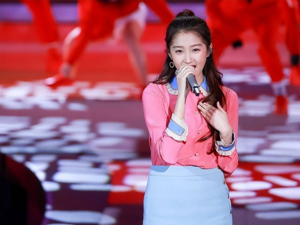 关晓彤“狐妖”造型挺可爱，穿短牛仔裙大长腿太吸睛