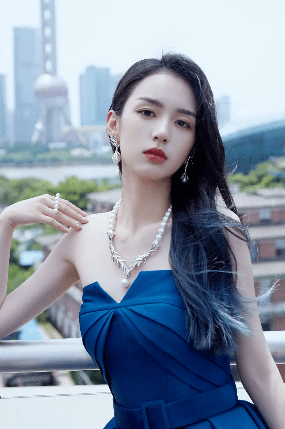 周也身穿牛仔裙超有惊艳感!微卷长发少女感十足