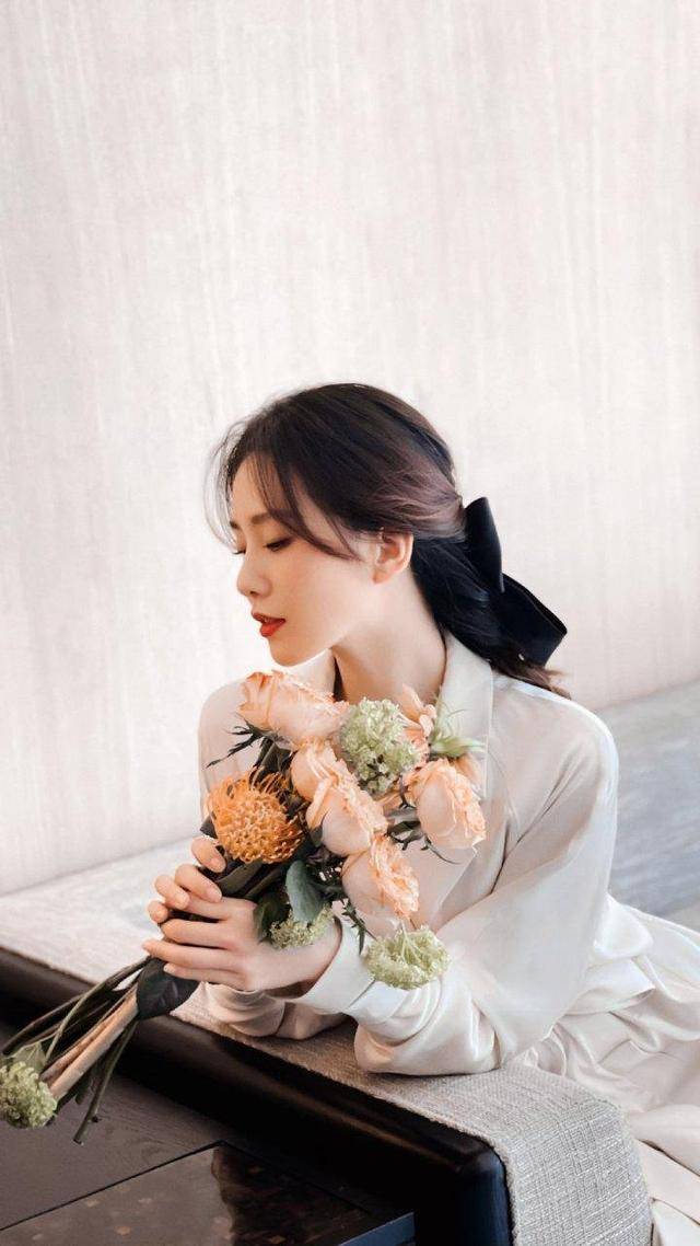 刘诗诗名媛气质真高贵，浅色西装裙配烈焰红唇美得不可方物