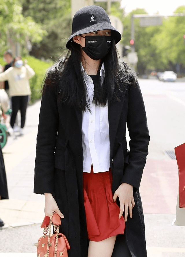 关晓彤“狐妖”造型挺可爱，穿短牛仔裙大长腿太吸睛