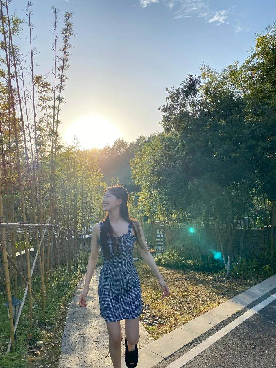 赵露思晒初夏落日美图!大长腿美得不可方物