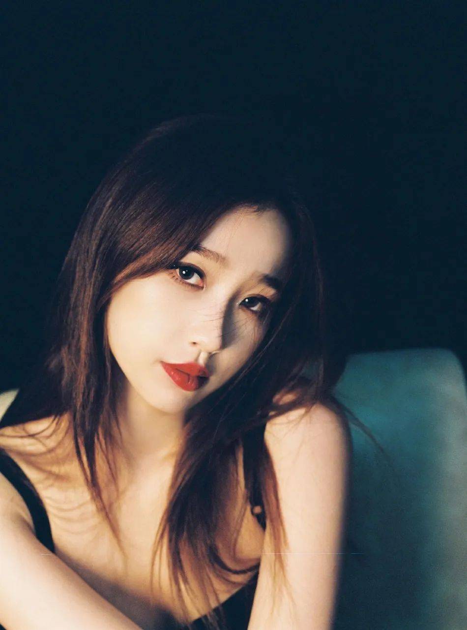 虞书欣穿黑色吊带上衣大秀香肩!烈焰红唇十分抢镜