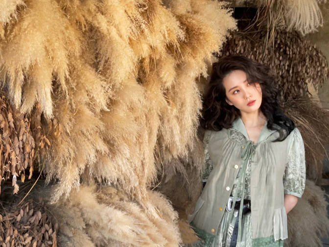 刘诗诗羊圈穿裙抱羊羔拍广告，选对场所美三分