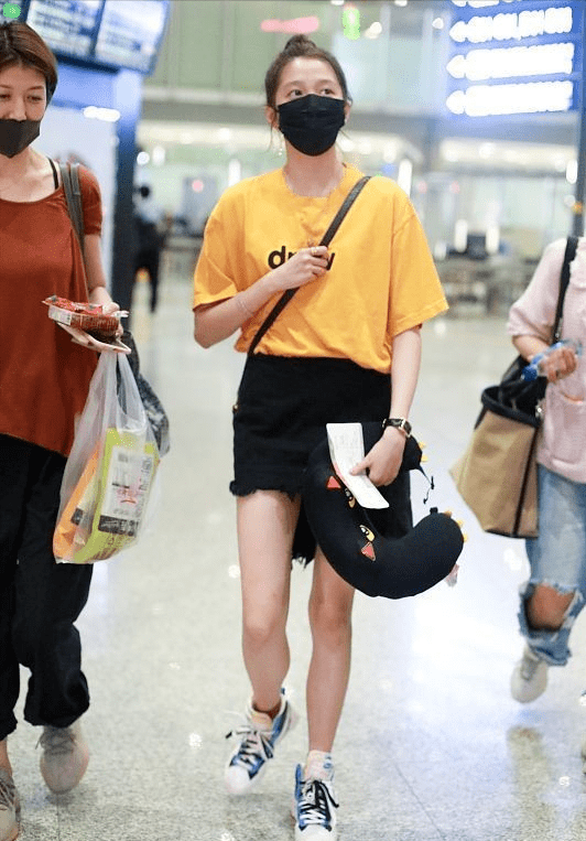 关晓彤“狐妖”造型挺可爱，穿短牛仔裙大长腿太吸睛