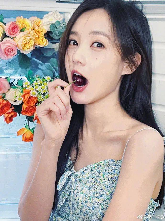 李一桐穿碎花吊带裙秀白皙香肩!精致可爱谁不喜欢