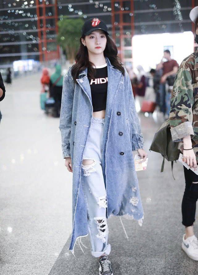 关晓彤绝美活动造型释出，黑色宝石礼服清冷优雅！