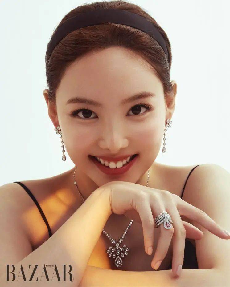 韩国女星林娜琏图片写真,大秀白皙的香肩明艳动人!