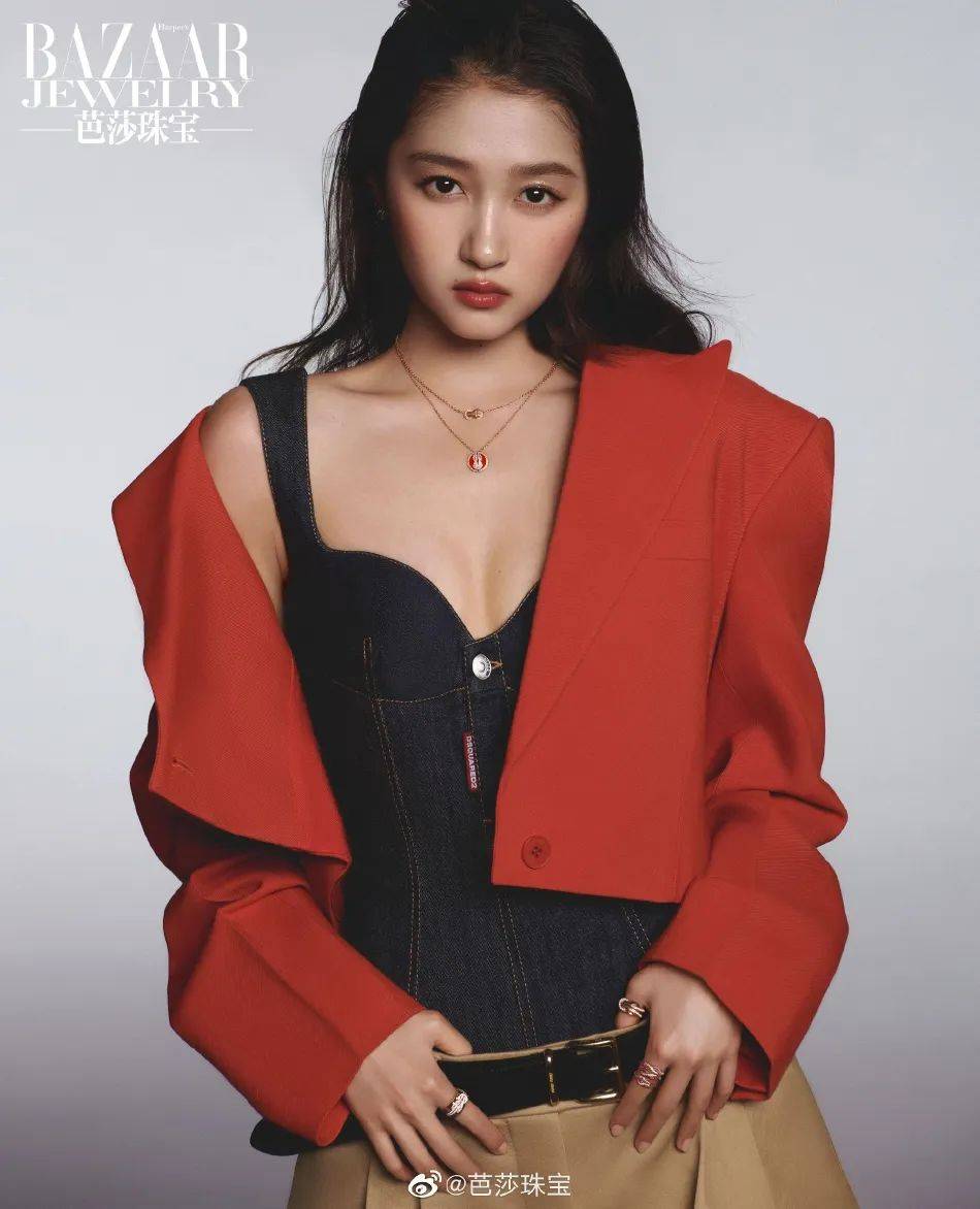 关晓彤写真大秀事业线，英姿飒爽气场全开！