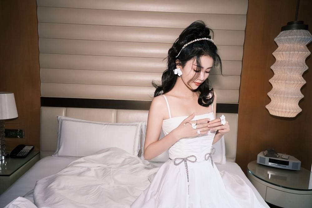 白鹿穿旗袍打扮淑女而温柔,有大家闺秀既视感!