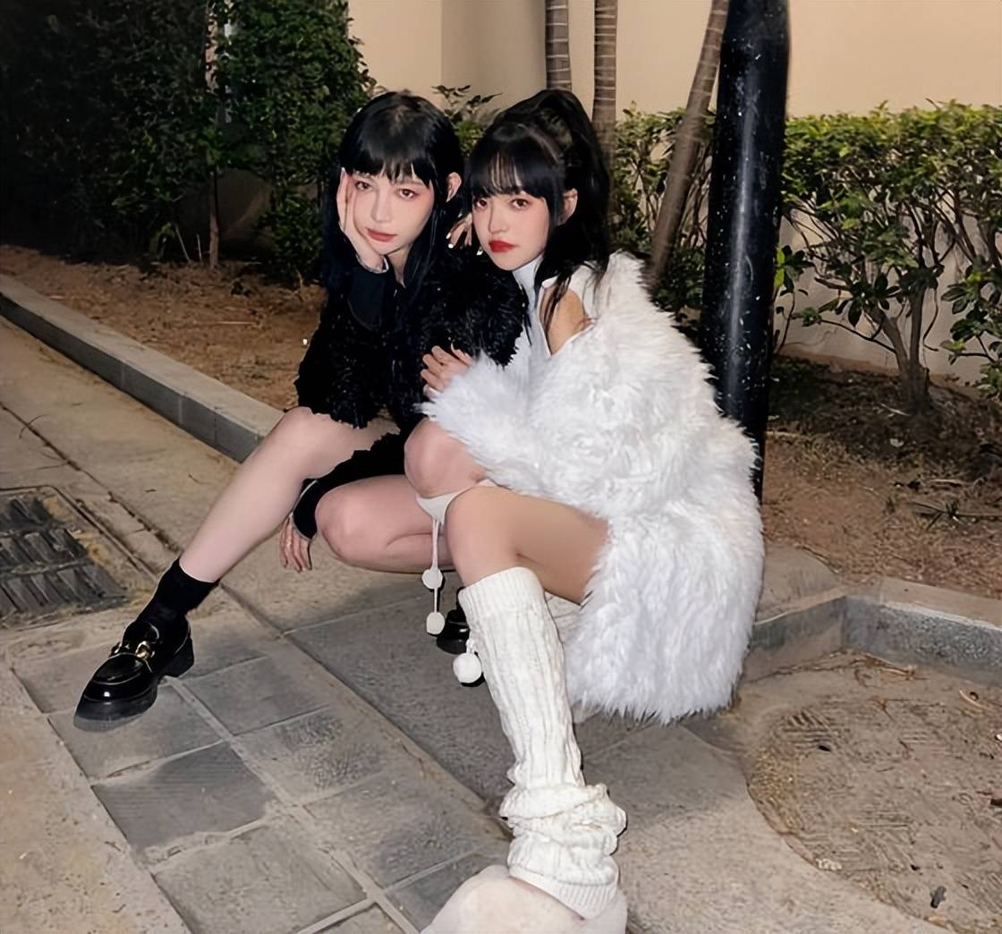 网红"痞幼"和闺蜜比腿长,秀大长腿场面香艳,网友:又玩擦边?