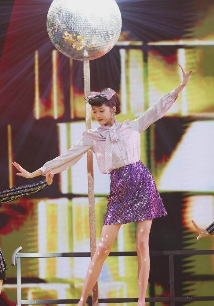 关晓彤御姐造型太撩人,彩色针织衫配黑色低领背心挺有个性!