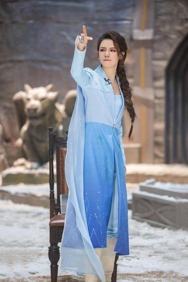 戚薇穿蓝色搭配清爽又飒气,妥妥的时髦精