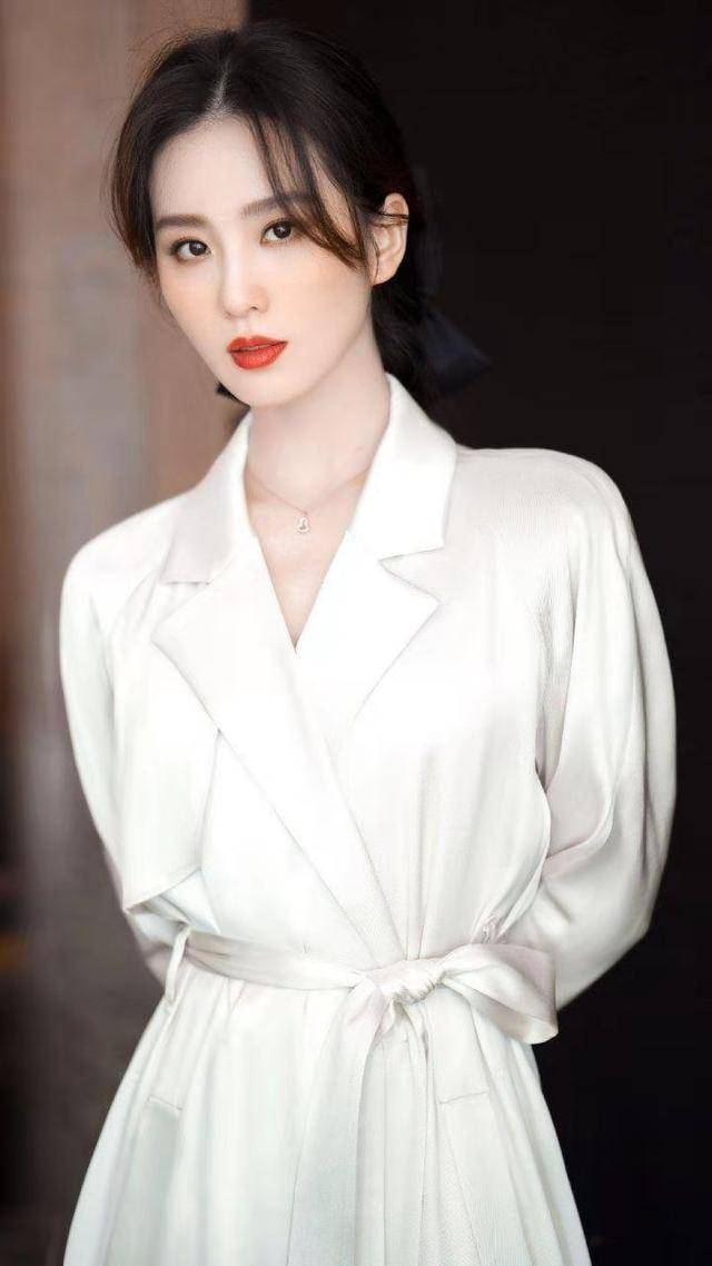 刘诗诗名媛气质真高贵，浅色西装裙配烈焰红唇美得不可方物