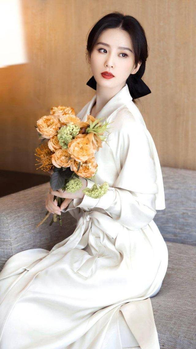 刘诗诗名媛气质真高贵，浅色西装裙配烈焰红唇美得不可方物