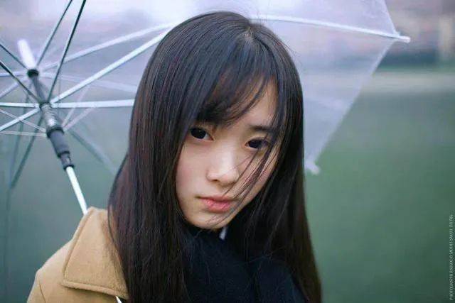 15岁“书模”鞠婧祎太美了！雪肤玉貌大长腿清丽脱俗