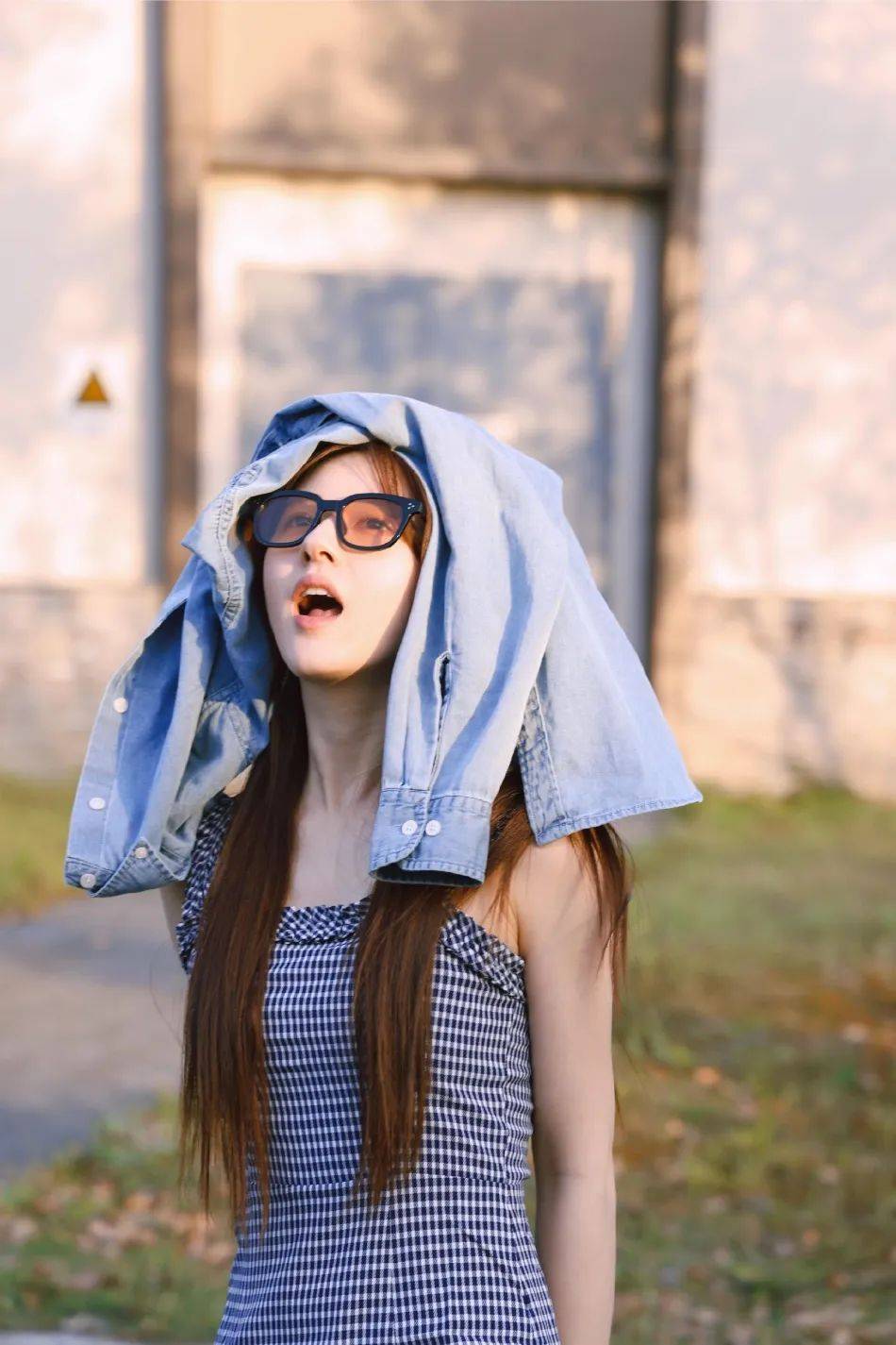 赵露思晒初夏落日美图!大长腿美得不可方物