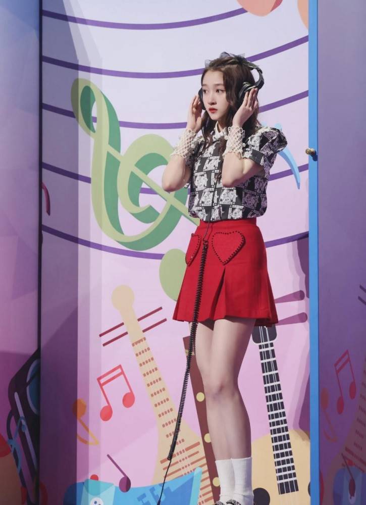 关晓彤御姐造型太撩人,彩色针织衫配黑色低领背心挺有个性!