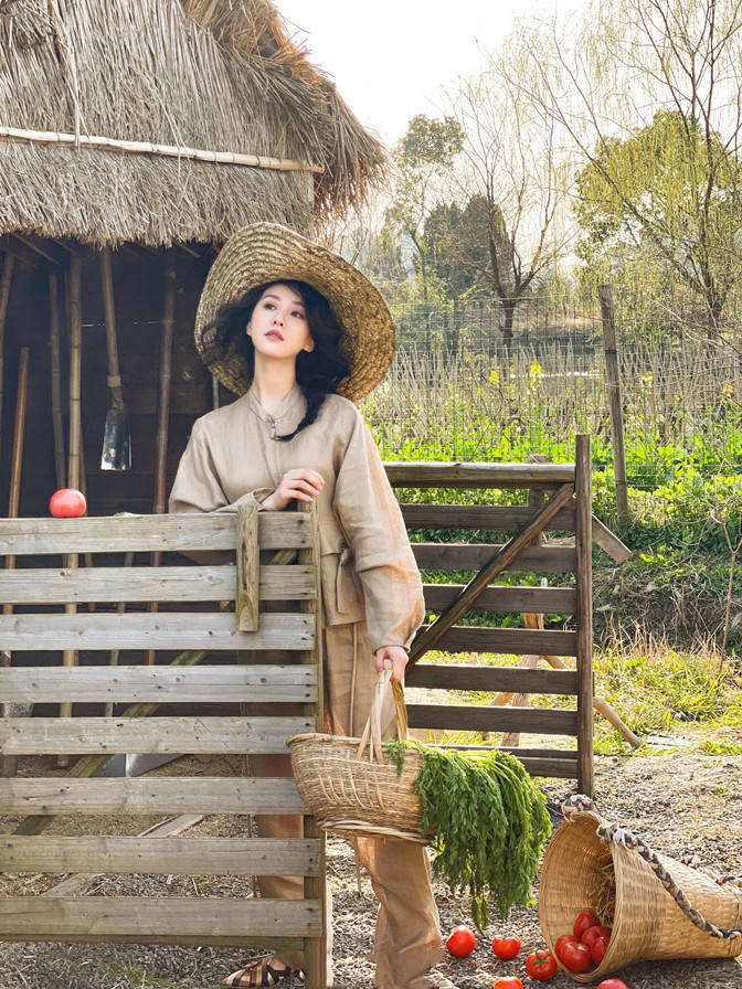 刘诗诗羊圈穿裙抱羊羔拍广告，选对场所美三分