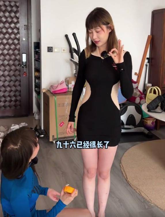 网红"痞幼"和闺蜜比腿长,秀大长腿场面香艳,网友:又玩擦边?