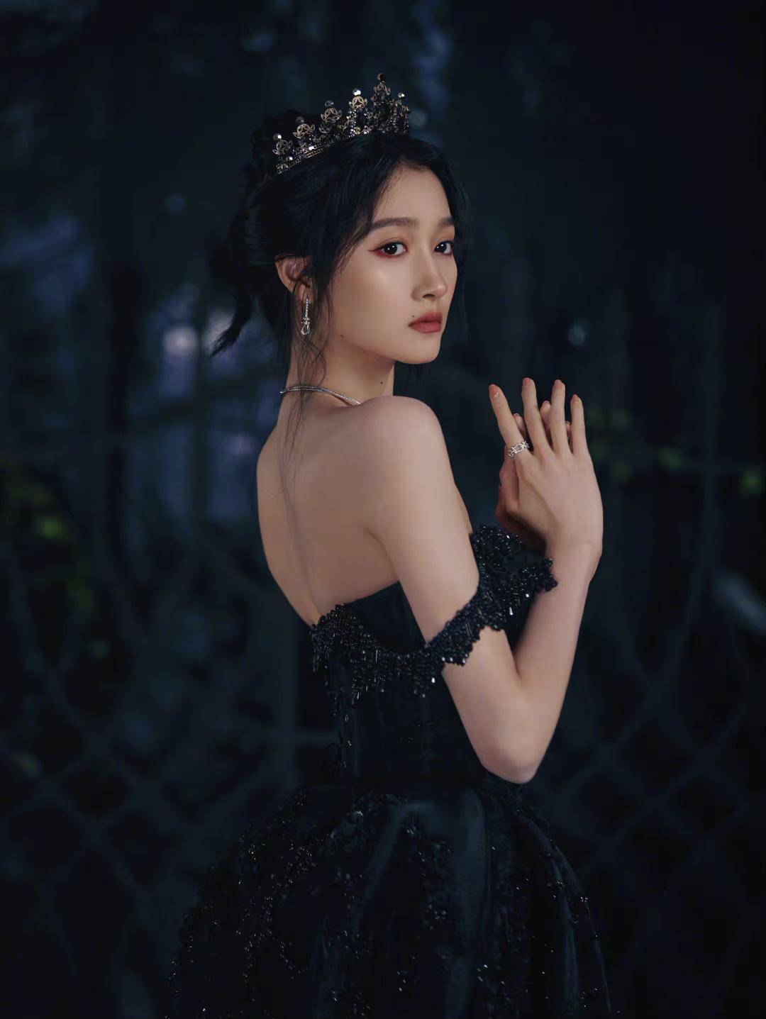 关晓彤绝美活动造型释出，黑色宝石礼服清冷优雅！