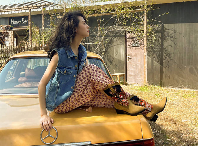 刘诗诗羊圈穿裙抱羊羔拍广告，选对场所美三分