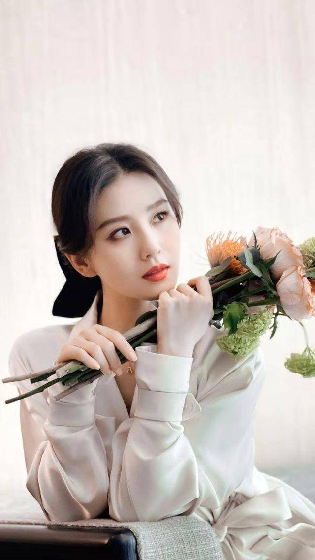 刘诗诗名媛气质真高贵，浅色西装裙配烈焰红唇美得不可方物