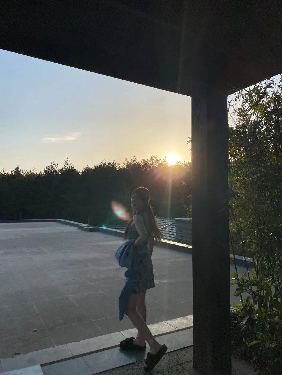 赵露思晒初夏落日美图!大长腿美得不可方物