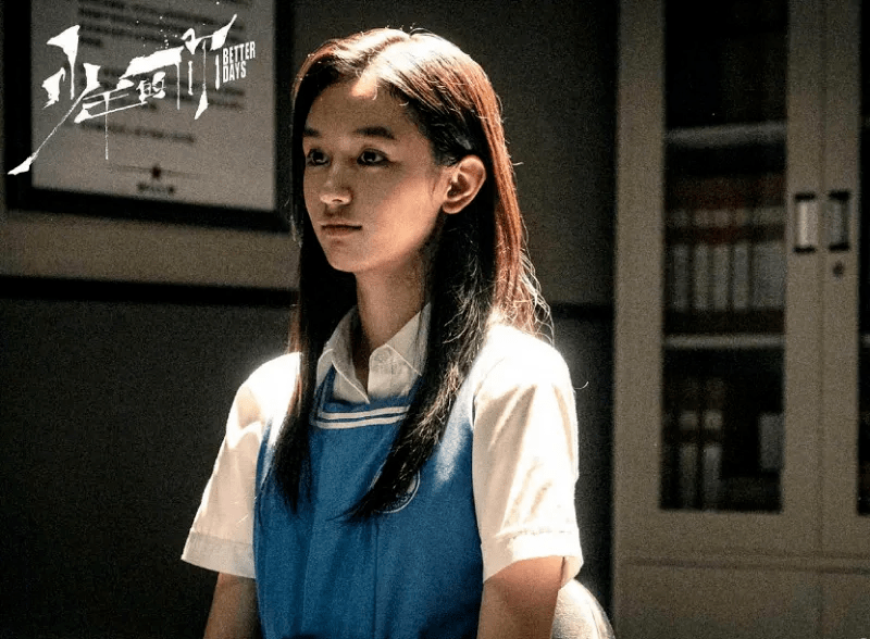 周也身穿牛仔裙超有惊艳感!微卷长发少女感十足