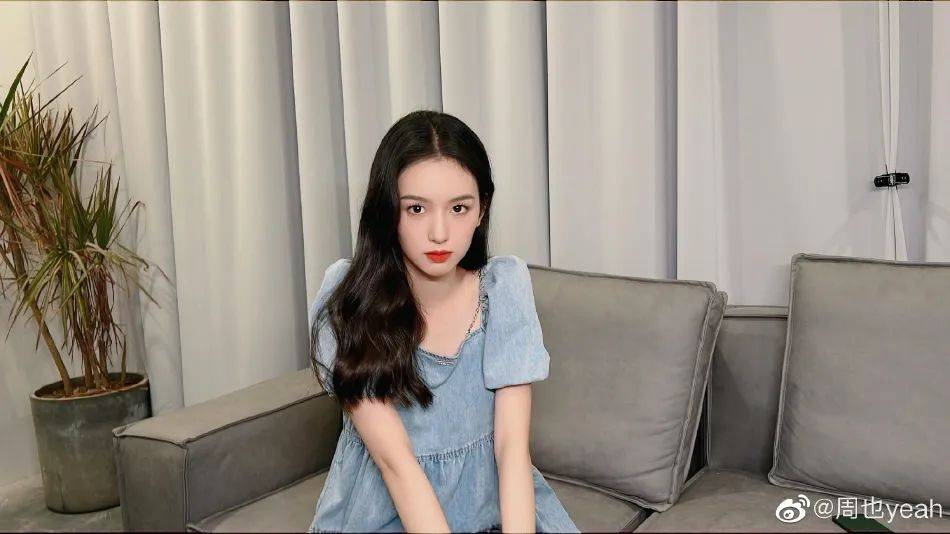 周也身穿牛仔裙超有惊艳感!微卷长发少女感十足