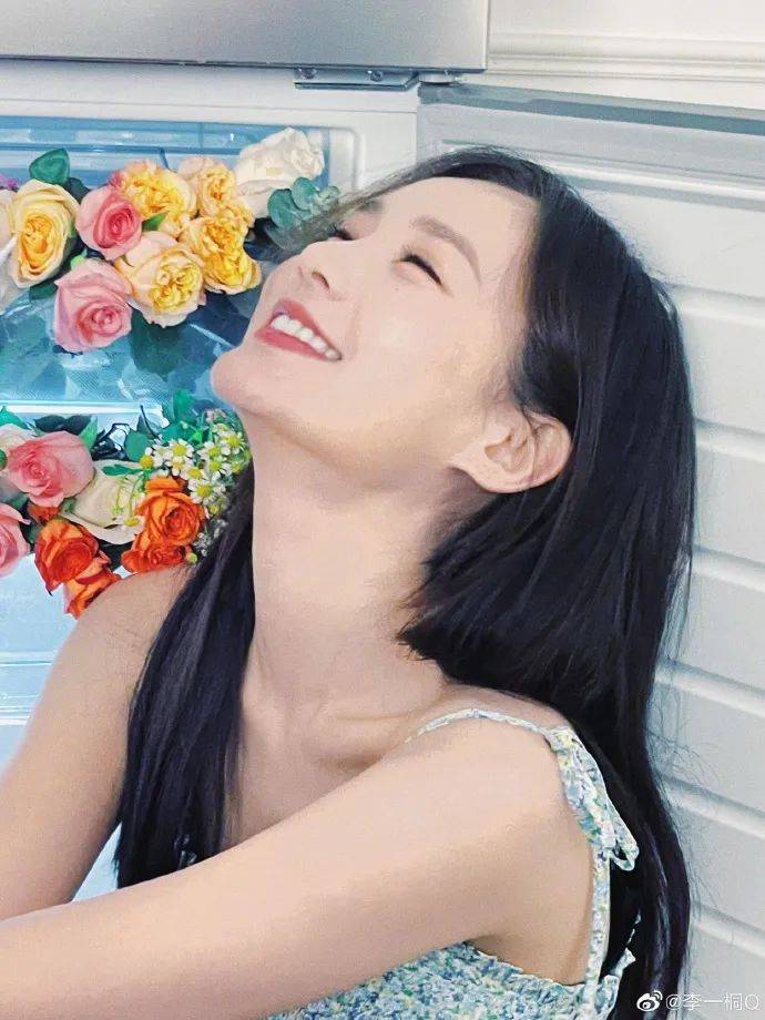 李一桐穿碎花吊带裙秀白皙香肩!精致可爱谁不喜欢