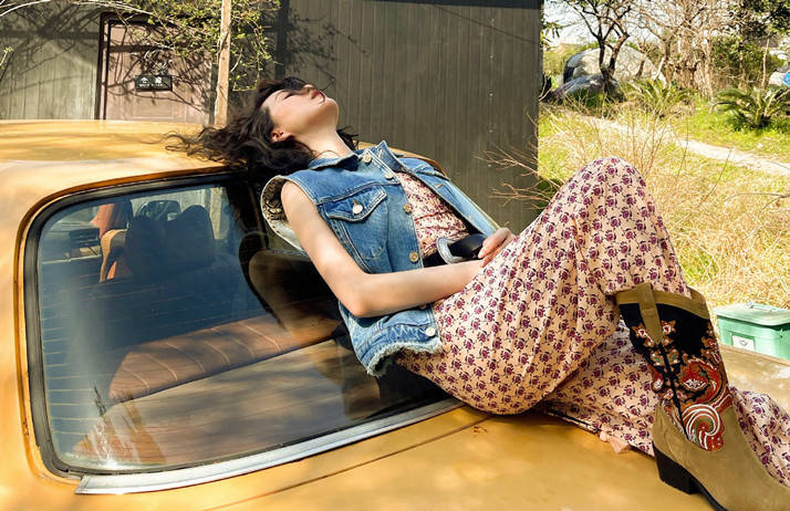 刘诗诗羊圈穿裙抱羊羔拍广告，选对场所美三分