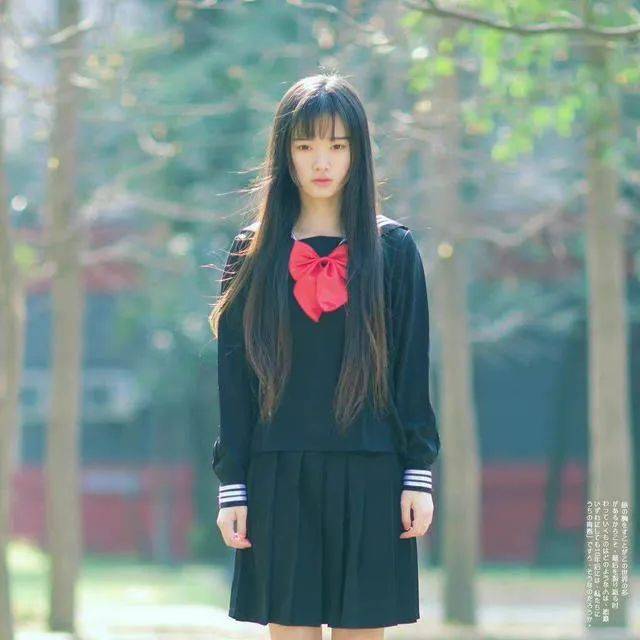 15岁“书模”鞠婧祎太美了！雪肤玉貌大长腿清丽脱俗