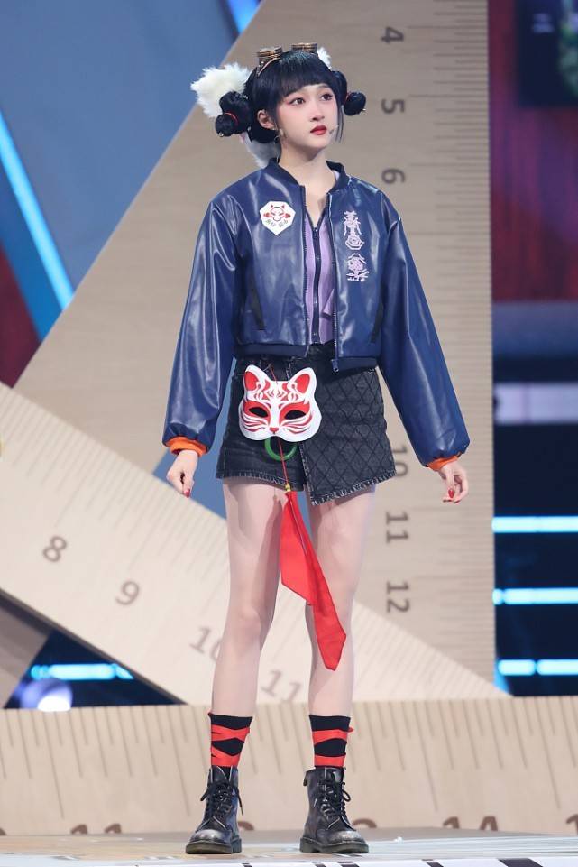 关晓彤御姐造型太撩人,彩色针织衫配黑色低领背心挺有个性!