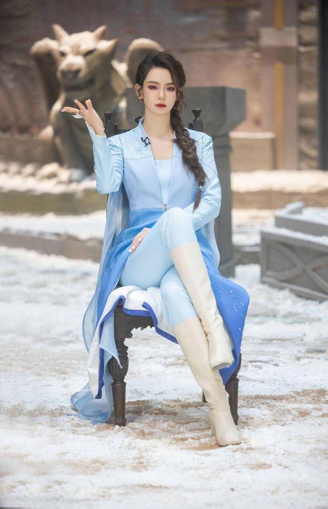 戚薇穿蓝色搭配清爽又飒气,妥妥的时髦精