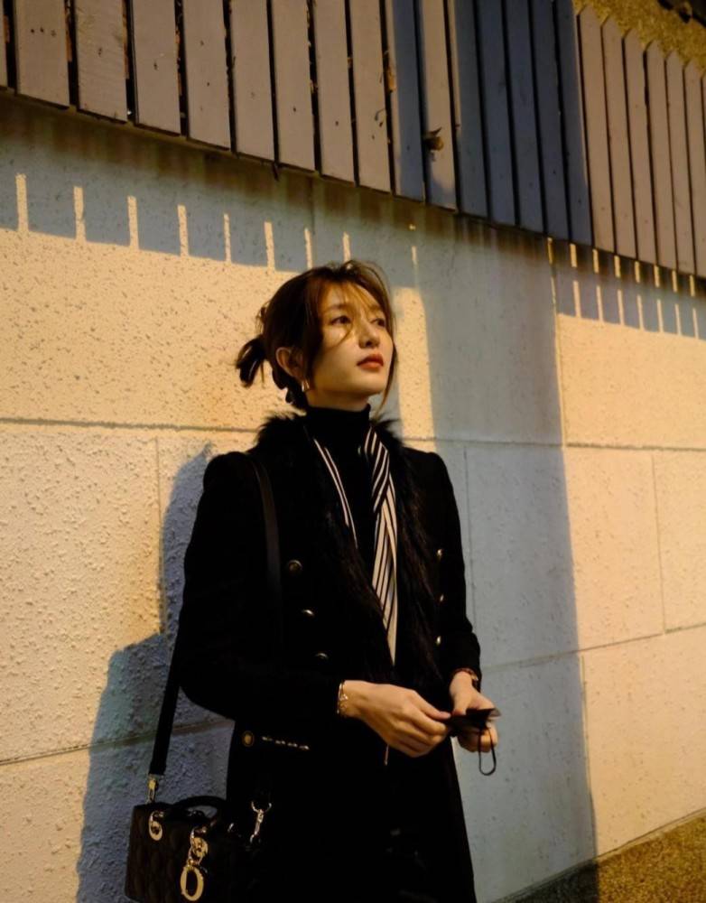 江疏影太适合迪奥风了，穿黑色小香风西装有富家千金既视感 时尚 第1张