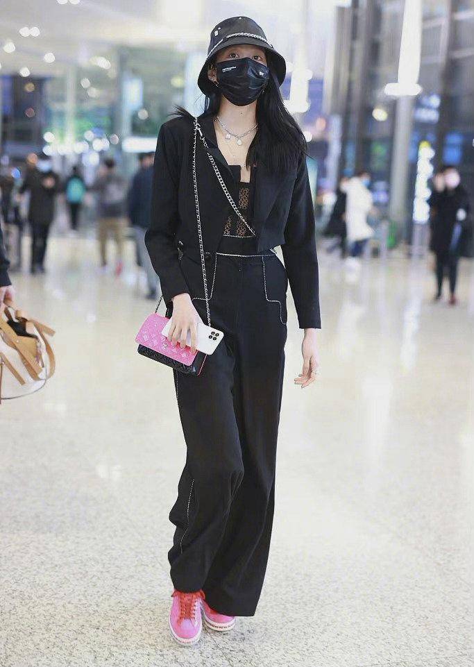 关晓彤绝美活动造型释出，黑色宝石礼服清冷优雅！