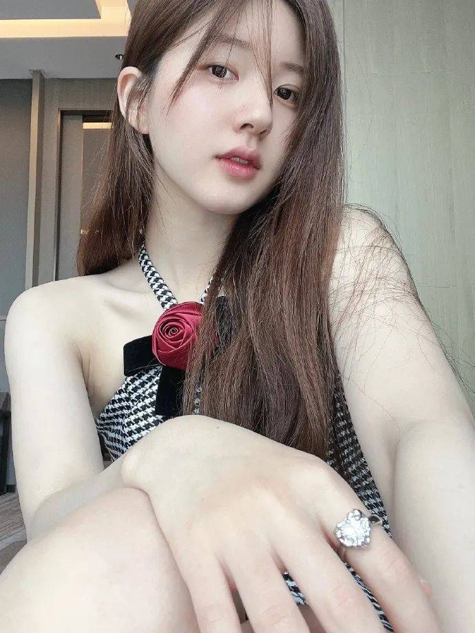 赵露思穿格纹裙露香肩美腿!冰肌玉骨太性感艳丽