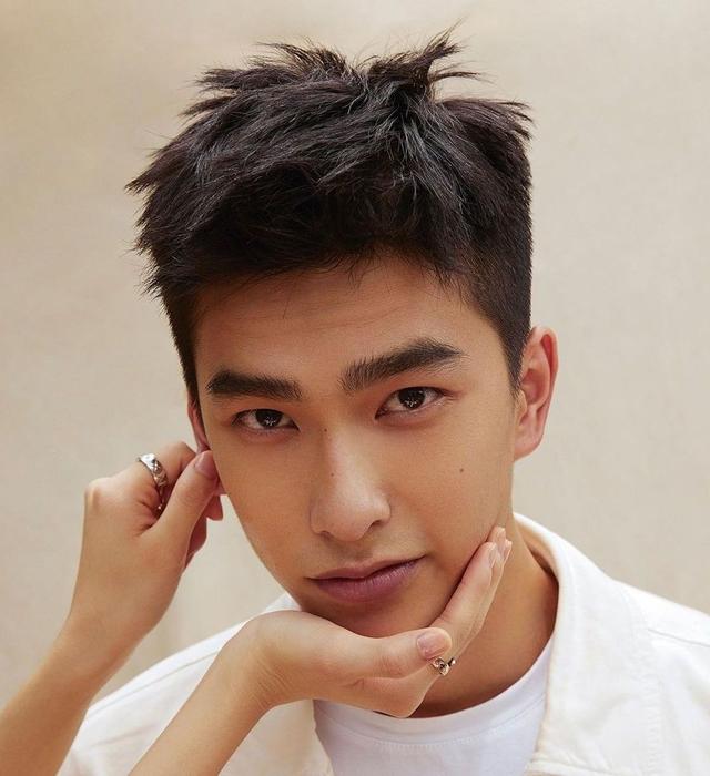 男生即使不化妆也要打理好头发！这4款发型帅气又有型