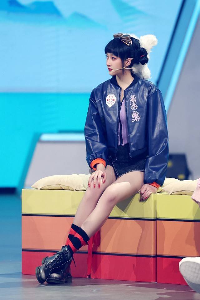 关晓彤“狐妖”造型挺可爱，穿短牛仔裙大长腿太吸睛